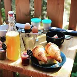 Alojamento de Acomodação e Pequeno-almoço Bien Loin D'ici 4*
