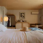 Bien Loin D'ici نيم