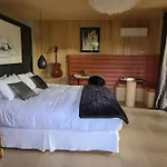 Bien Loin D'ici فندق مبيت وإفطار نيم