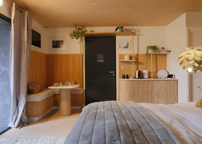 Bien Loin D'ici Bed & Breakfast 4*