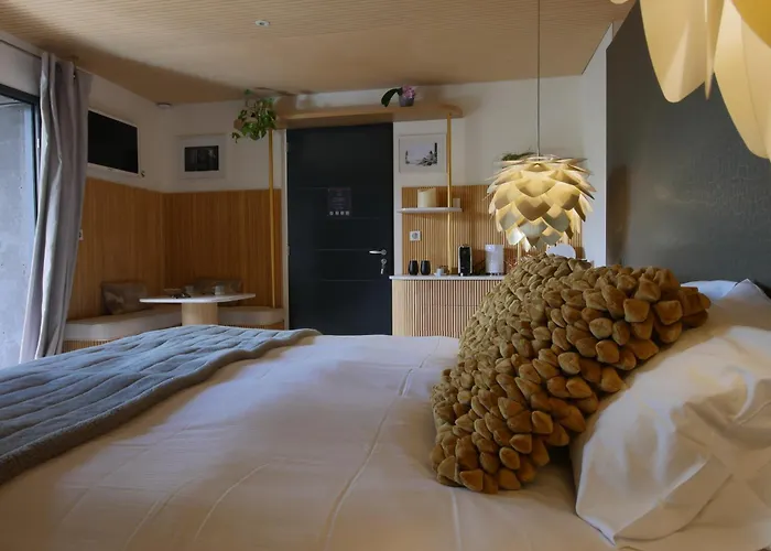 Bien Loin D'ici Bed & Breakfast 4*