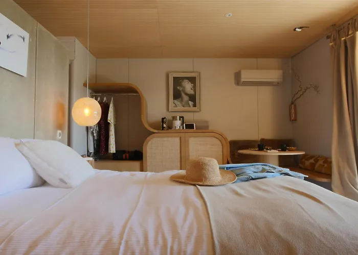 Bien Loin D'ici Nîmes