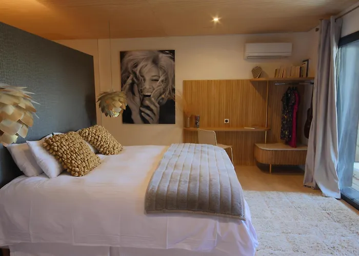 Bien Loin D'ici Bed & Breakfast Nîmes